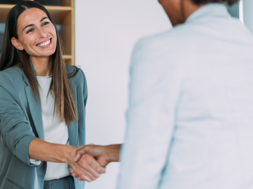 poignée-de-main-recruteuse Recruteuse qui serre la main à une candidate
